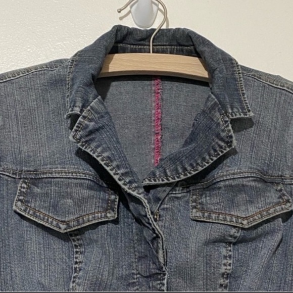 Express cropped denim jacket with pink accents and snap buttons - Picture 8 of 10